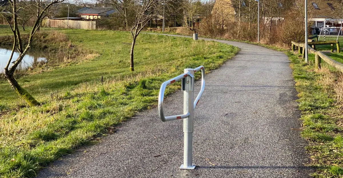 en dobbelt cykelbom i galvaniseret stål på en cykelsti