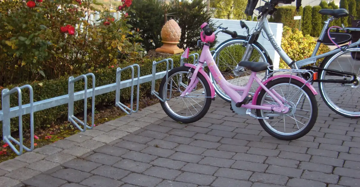 en klassiske cykelstativ i galvaniseret stål med plads til mange cykler