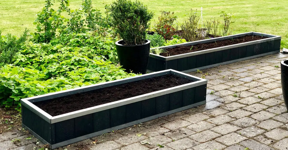 byg-selv plantebed i sort genbrugsplast