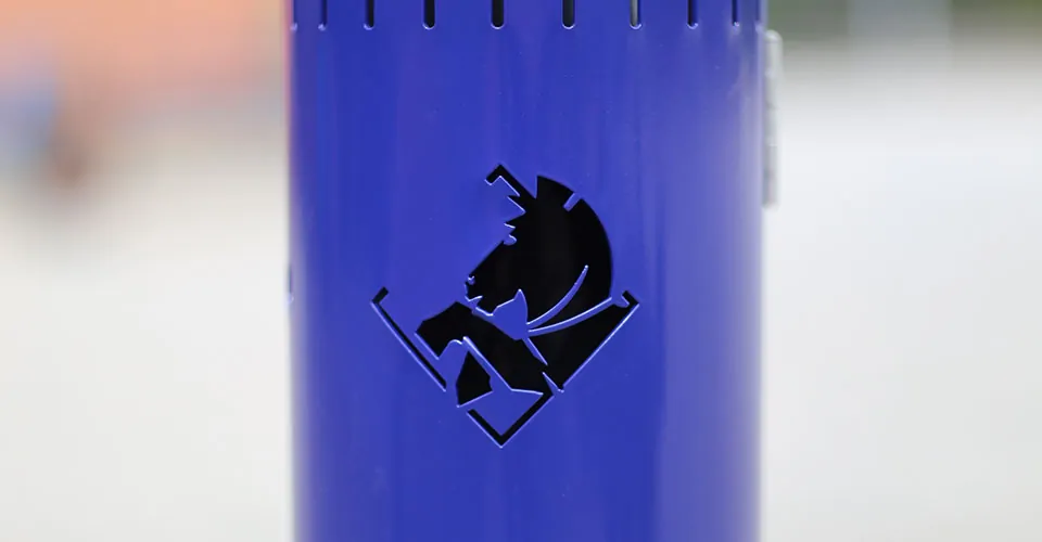 Askebæger med et stål spand til cigaret skodder og et Randers FC logo