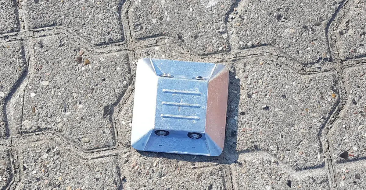 kvadratiske markeringssøm (vejsøm) i aluminium 100x100mm med reflektorer på begge sider og rustfri spyd til parkeringsplads til vejmarkering eller p-pladser