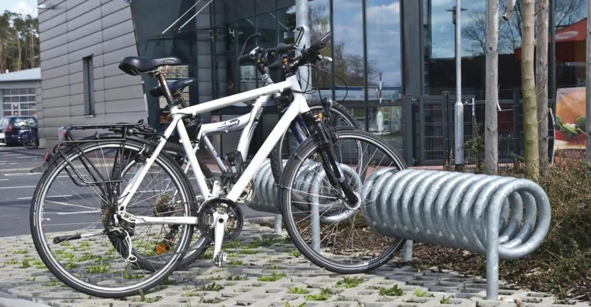spiralformet cykelstativ i galvaniseret stål til parkering af mange cykler fra begge sider