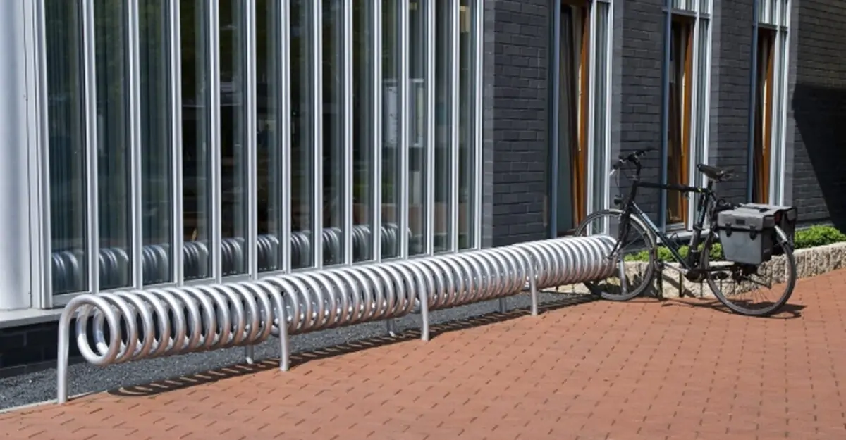 spiralformet cykelstativ i galvaniseret stål til parkering af mange cykler fra begge sider