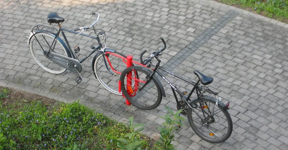 en pullert med en dobbelt cykelstativ til cykelparkering fra begge sider