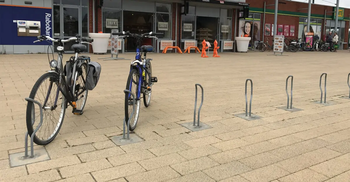 en række af enkelte cykelstander, som kræver et minimalt pladsforbrug