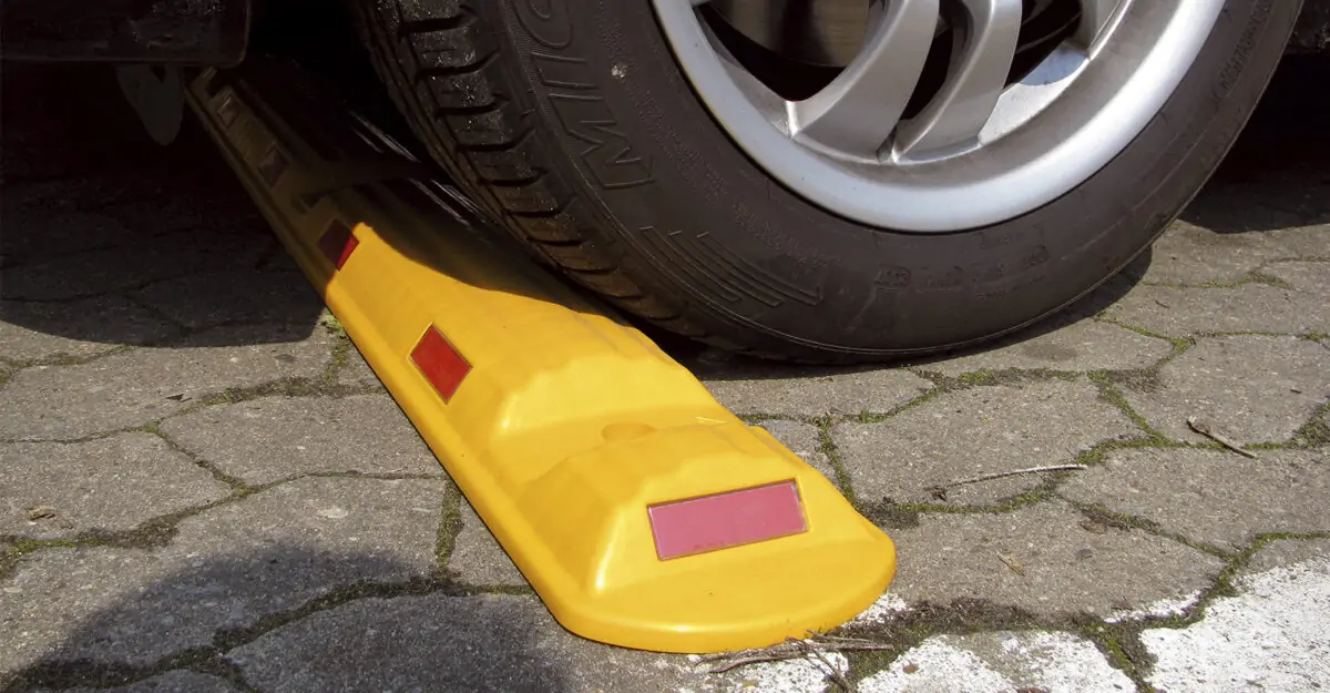 gul bump i genbrugsplast til afmærkning af parkeringspladser