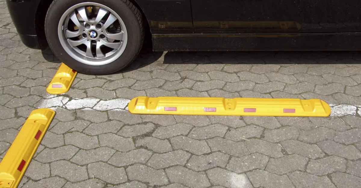 gul bump i genbrugsplast til afmærkning af parkeringspladser