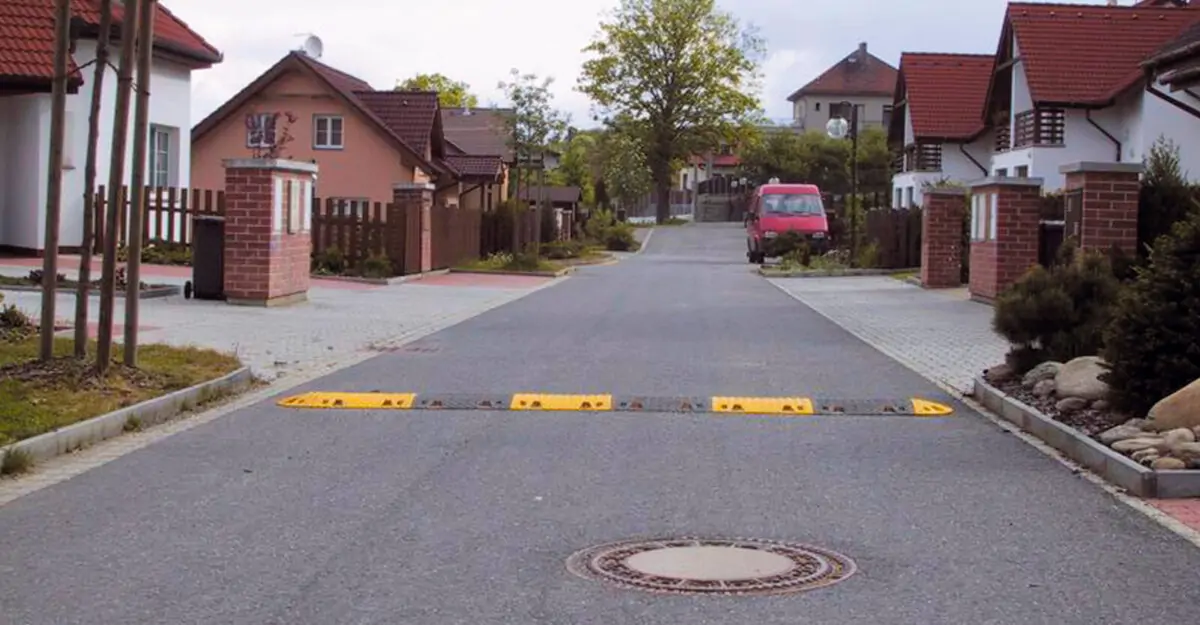 gul/sort vejbump for trafiksikkerhed i gummi i flere moduler
