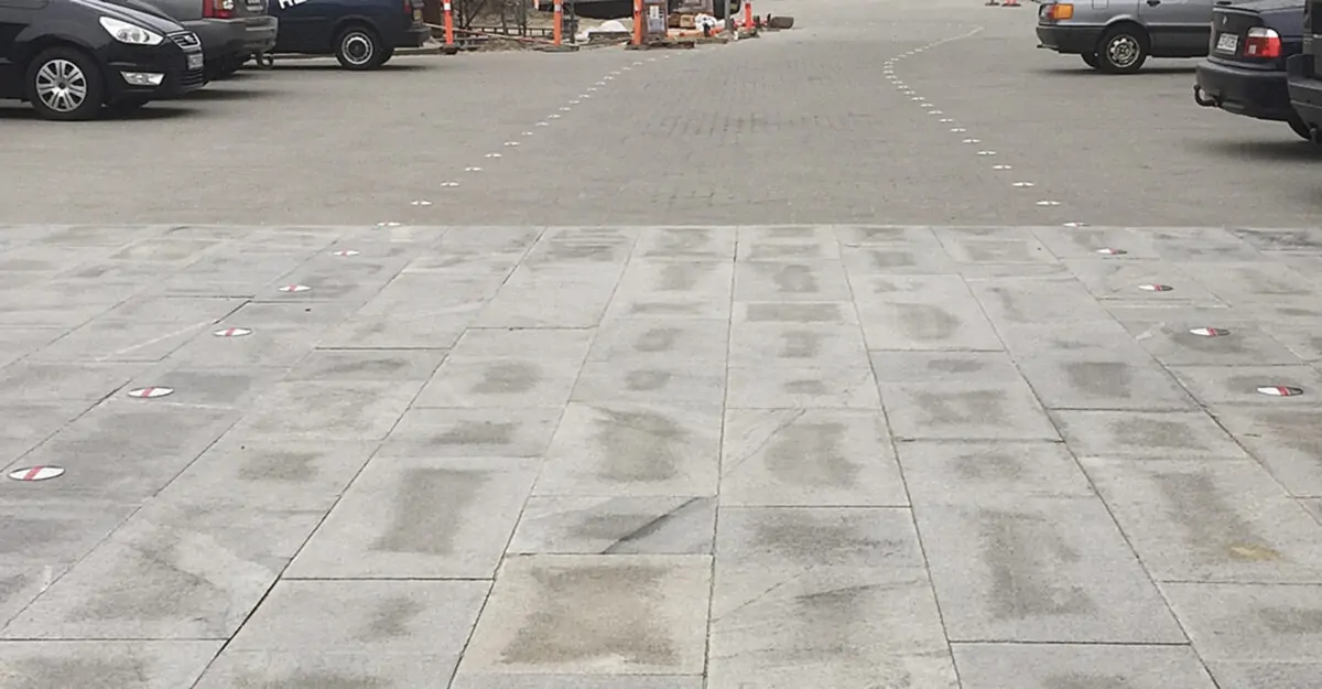 Rustfrit vejsøm (markeringssøm) med refleksbånd og rustfri spyd på parkeringsplads