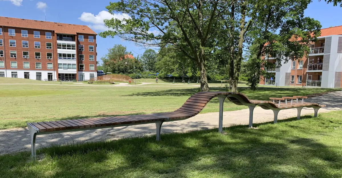 vinkede niveau bænk i galvaniseret stål og beklædt med mahogni stave i Odders Vitapark