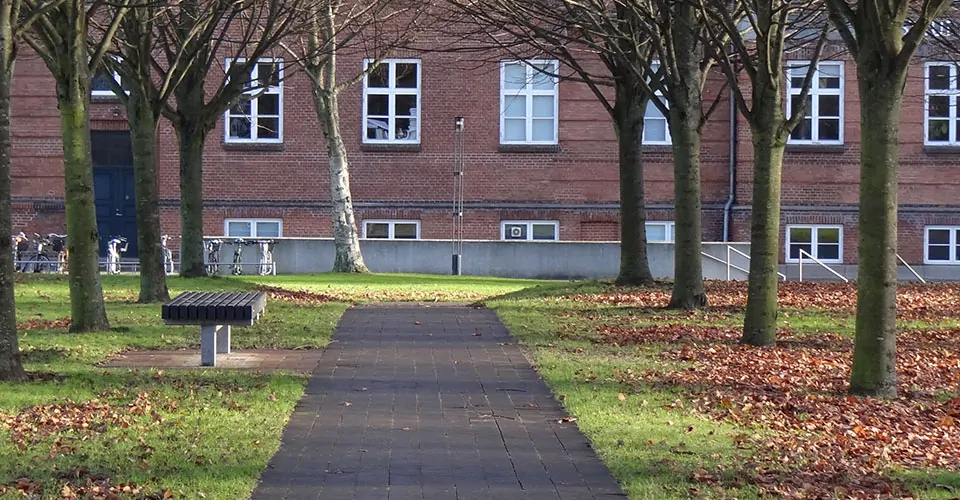 Miljøvenlig plint i genbrugsplast og galvaniseret stål til park