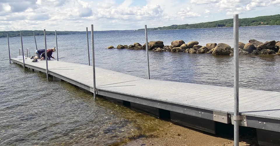 Flydende badebro - vedligholdelsesfrie genbrugsplast planker