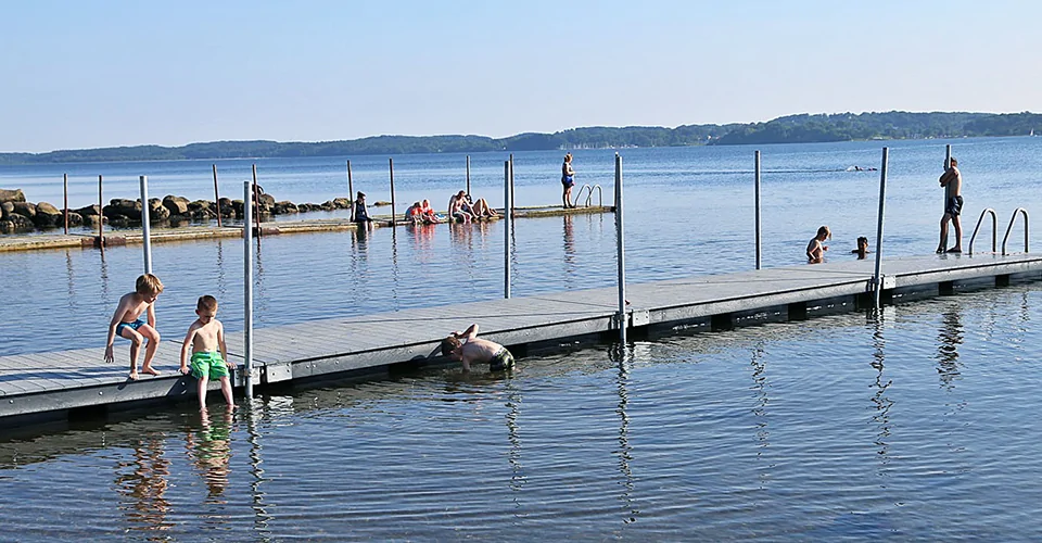 Flydende badebro - vedligholdelsesfrie genbrugsplast planker