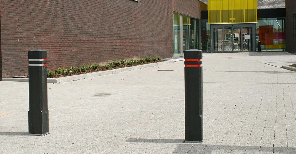 kraftige firkante pullerter i genbrugsplast med diamant top og røde og hvide reflekser til trafiksikring