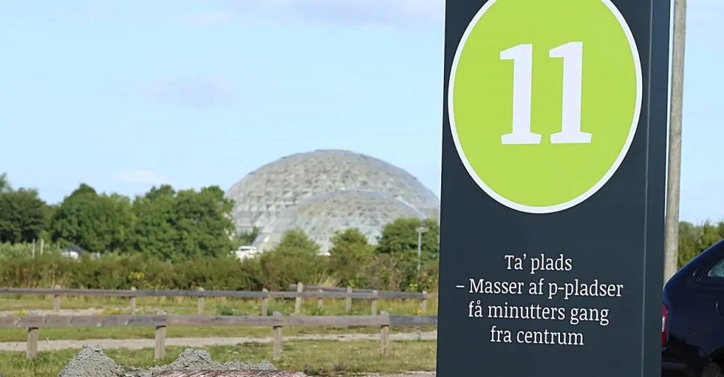 Info skilte og udendørsinventar fremstillet på By Bangs eget værksted til Randers Kommune