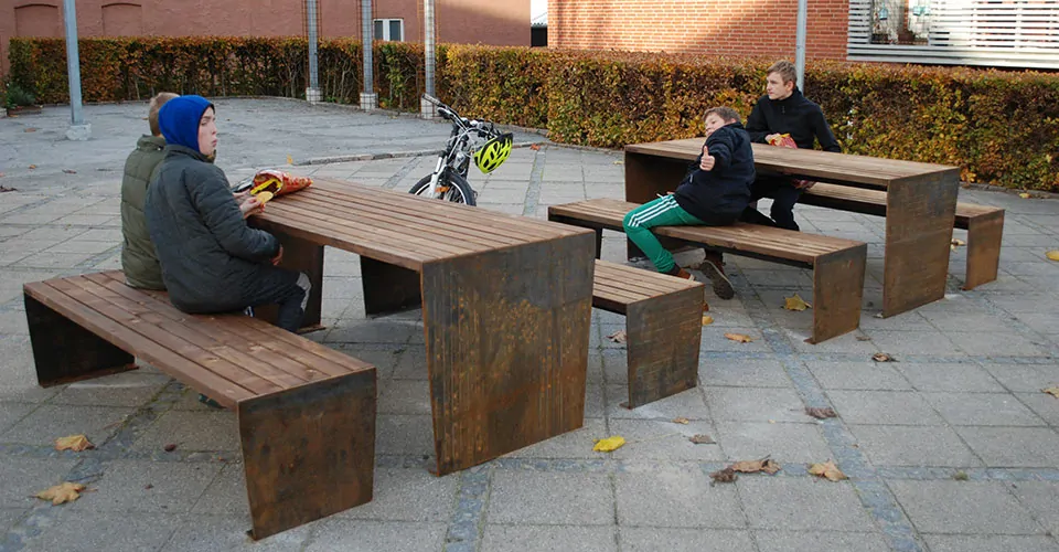 smuk bænk i galvaniseret stål, corten stål eller malet udførsel og beklædt med hårdttræ eller genbrugsplastplanker