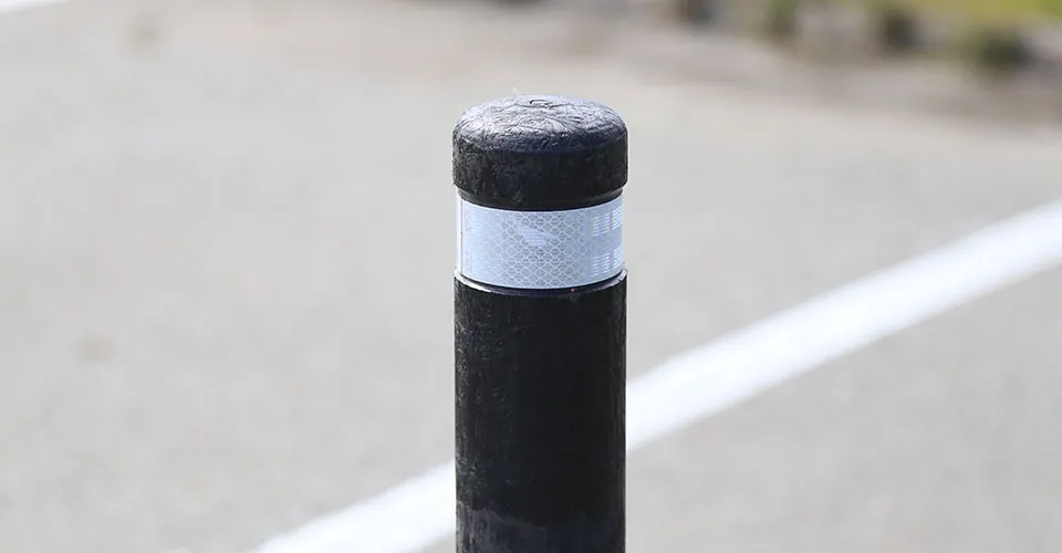 klassisk rund genbrugsplast pullert med hvide reflektorer