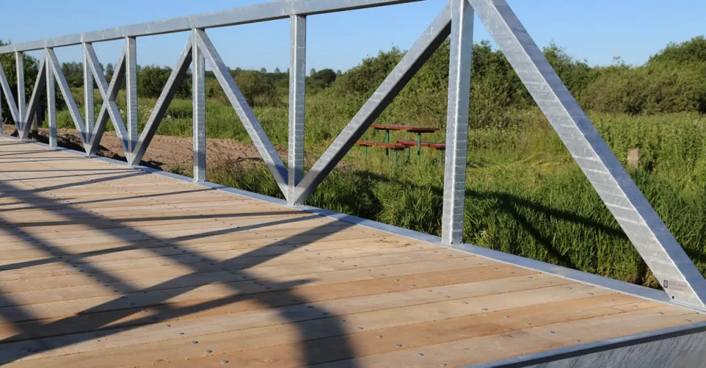 Cykel- og gangbroen fremstillet i solidt galvaniserset stål med betonanslag i hver ende placeret i Fårup by